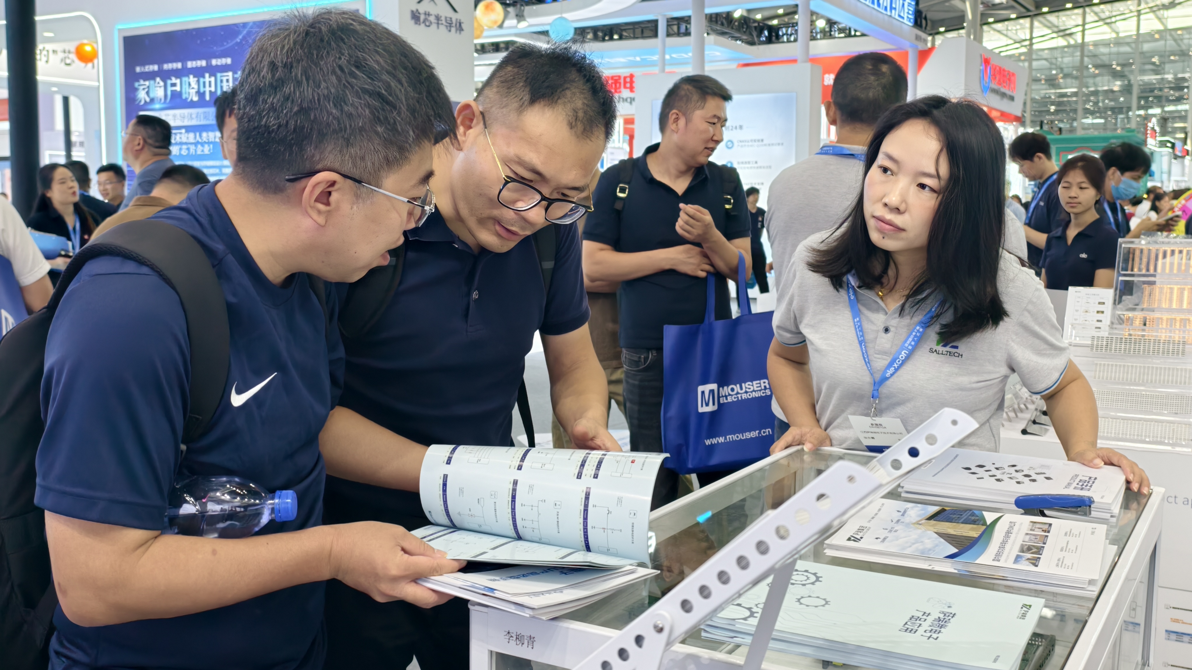 榮耀收官！江西薩瑞微電子閃耀 2025 深圳電子展并榮獲年度大獎(jiǎng)